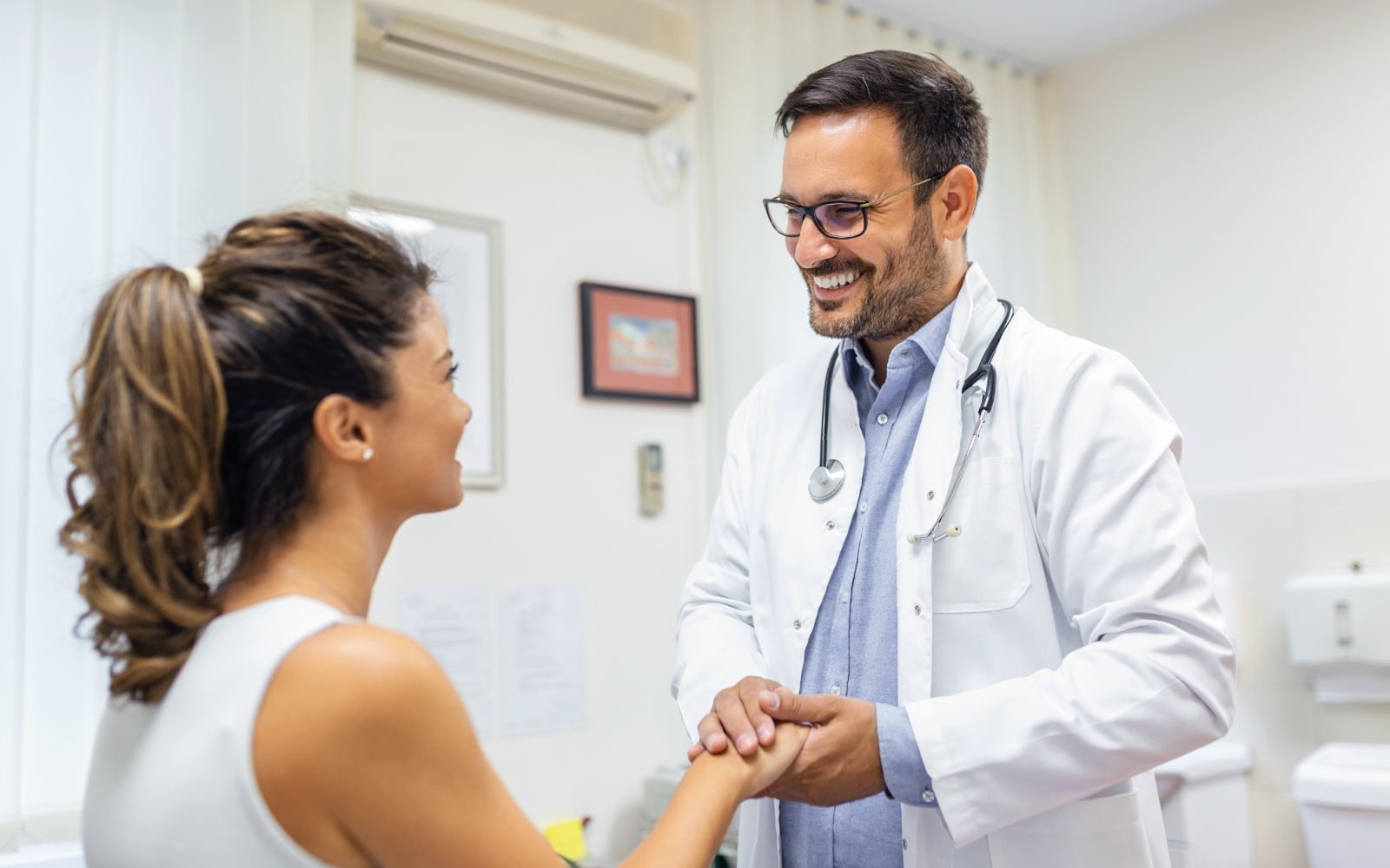 Médico atendiendo a un paciente